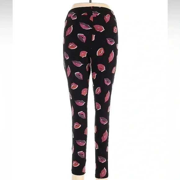 Torrid Black Full Length Comfort Waist Premium Leggings “Lips” Print Size L (0) - Picture 3 of 5